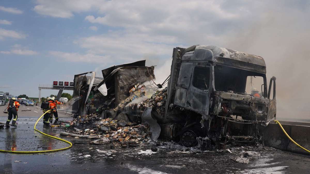 Sattelzug auf A81 in Flammen: Massive Verkehrsbehinderungen nach Unfall mit Lkw