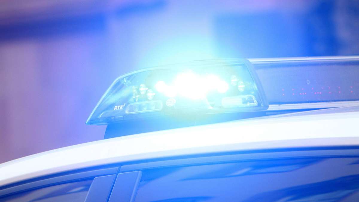  Ein 24-Jähriger soll in Esslingen ein Auto beschädigt haben. Als die Polizei ihn zu dem Vorfall befragen wollte, zeigte er sich aggressiv und beleidigte die Beamten. 