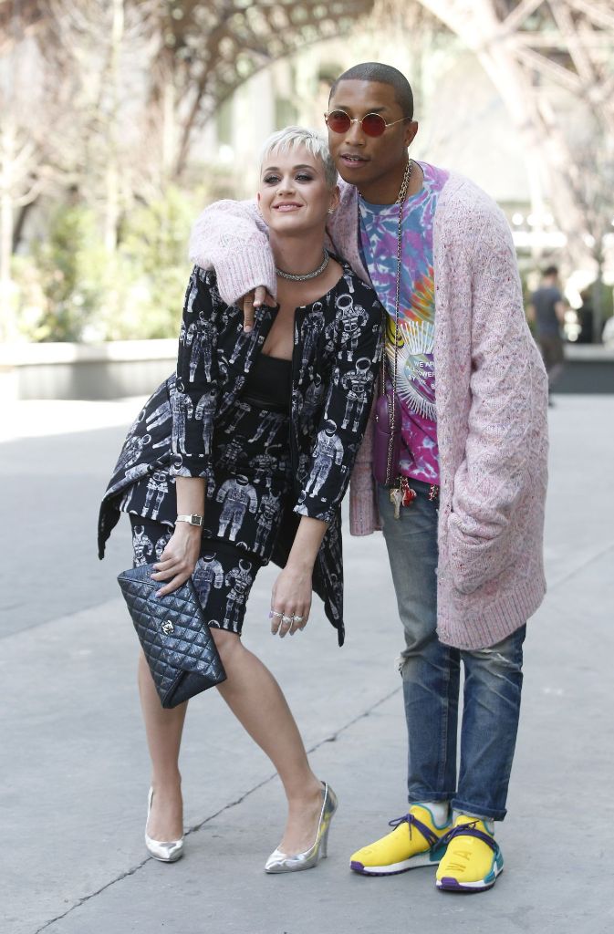 Auch die Sängerin Katy Perry – hier neben dem Musikproduzenten Pharrell Williams – mag es derzeit kurz und blondiert.