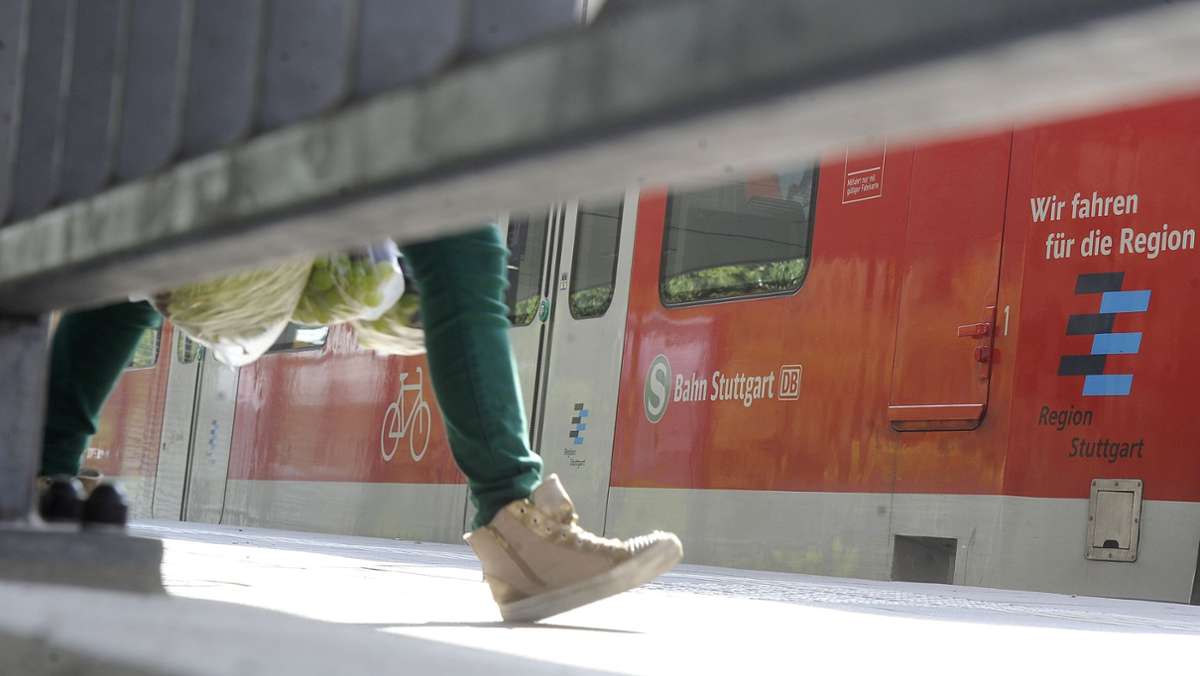 Faustschlag ins Gesicht: Betrunkener greift S-Bahn-Fahrgäste in Bietigheim an