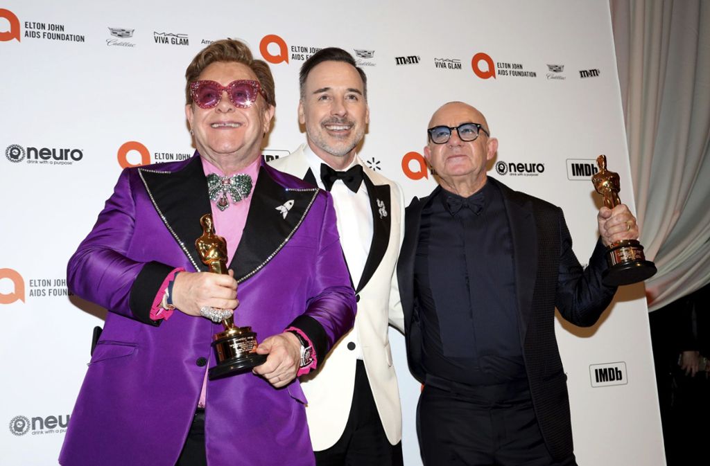 Stars über Stars waren auch bei der Oscar-Party von Elton John. Hier zeigt sich der Musiker zusammen mit David Furnish und Bernie Taupin.