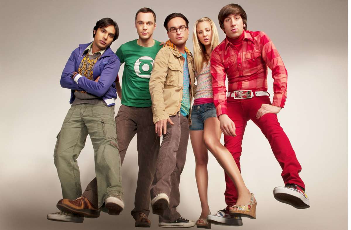 The Big Bang Theory (2007-2019) Diese Sitcom hat den Streber zum Popstar des 21. Jahrhunderts gemacht hat. Die Helden dieser Serie laufen nicht Gefahr, mit den üblichen TV-Schönlingen verwechselt zu werden. Dr. Dr. Sheldon Cooper (Jim Parsons) und Dr. Leonard Hofstadter (Johnny Galecki) teilen sich ein Apartment und sind Supernerds. Ihre Freizeit verbringen die beiden Physiker am liebsten damit, auf Klingonisch Boggle zu spielen, Comicläden nach Erstausgaben von „Spider-Man“ oder „Grüne Laterne“ zu durchwühlen. Doch als nebenan die sehr blonde Penny (Kaley Cuoco) einzieht, kommt es zum großen Knall. Amazon, Netflix, 12 Staffeln, 279 Episoden