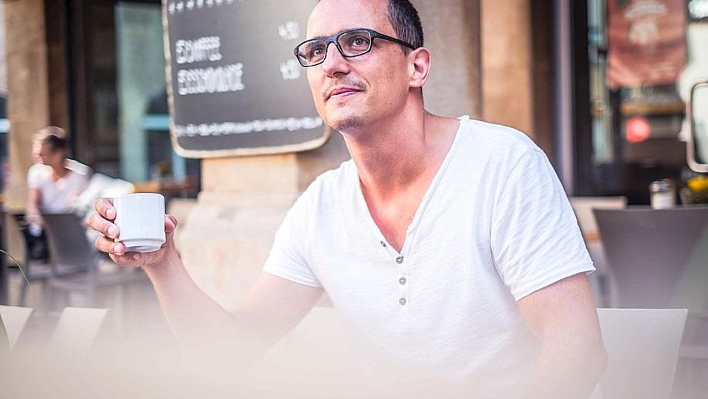  Der Stuttgarter Oliver Gehrke verrät am Donnerstag im Café Holzapfel, wie es sich im Alltag leichter flirten lässt – mit fast schon altmodischen Ratschlägen, die in Zeiten von Online- Dating in Vergessenheit geraten sind. 