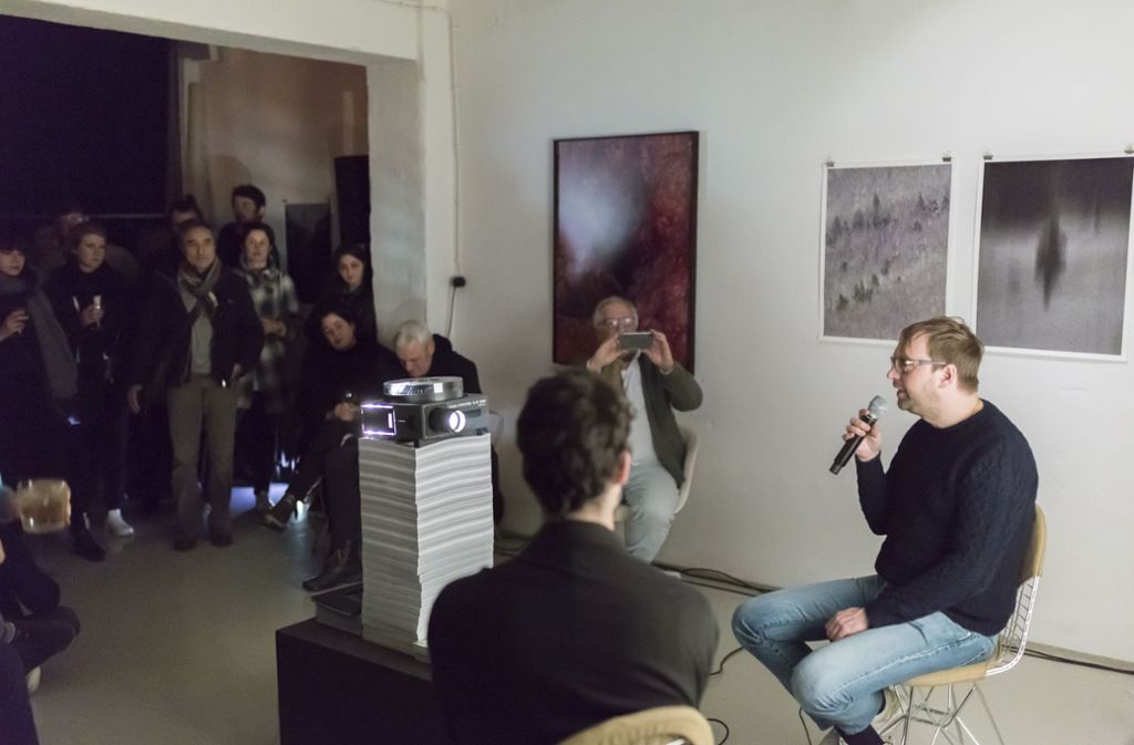 Talk in der Galerie Kernweine mit Hendrik Lakeberg (rechts), dem Chefredakteur des Kunst- und Modemagazins „Numéro Berlin“, und Constantin Schlachter (vorne).