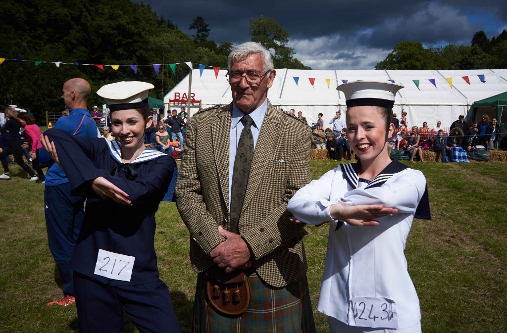 Rob Autken, 82 Jahre alt, hat die Drumtochty Highland Games vor vierzig Jahren gegründet. Heute macht seine Enkelin Rachel (rechts) auch mit.
