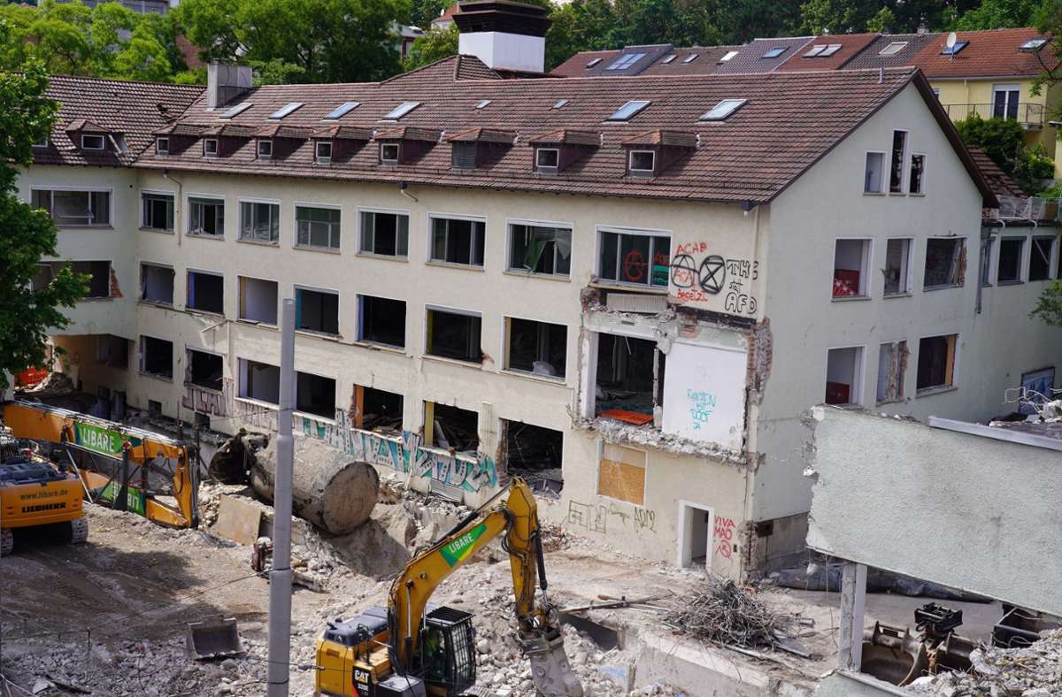 An der Böblinger Straße 104 wird ein Gebäude-Komplex abgerissen. Foto: Andreas Rosar Fotoagentur-Stuttg