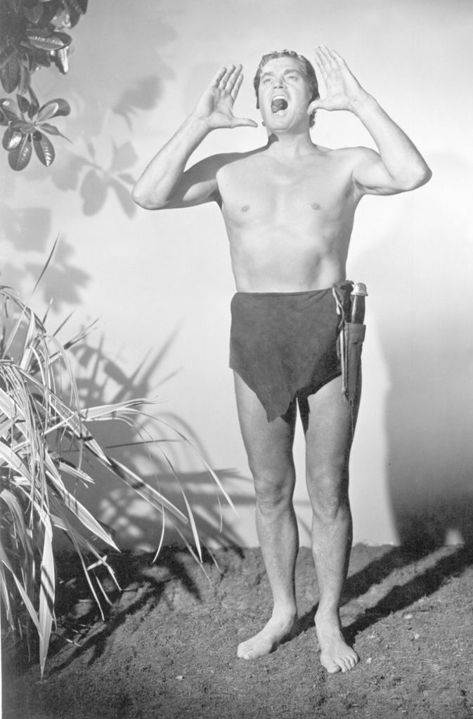 Der als Tarzan berühmt gewordene US- Schauspieler Johnny Weismüller (1904-1984) steht in einem Studio in den USA und setzt zu seinem berühmten Schrei an.
