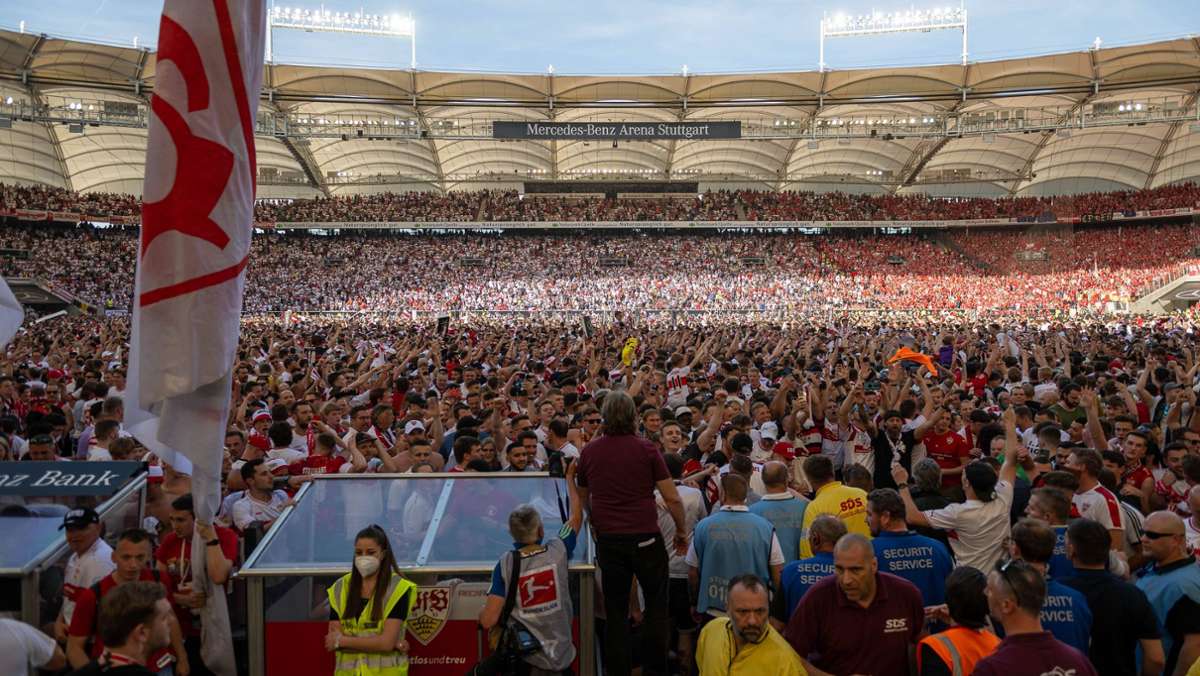 VfB Stuttgart bleibt erstklassig: Platzsturm und Jubelszenen – Fans und Team feiern ausgelassen
