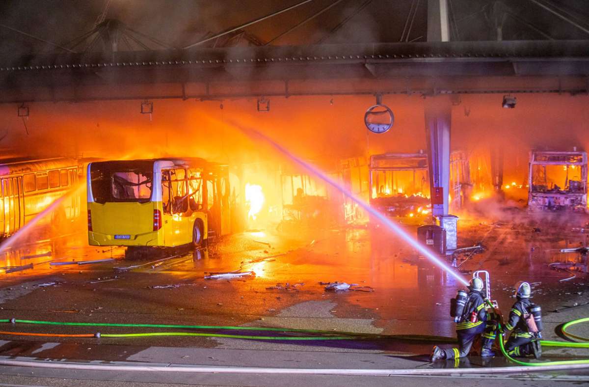 Die Flammen zerstörten über 20 Busse.