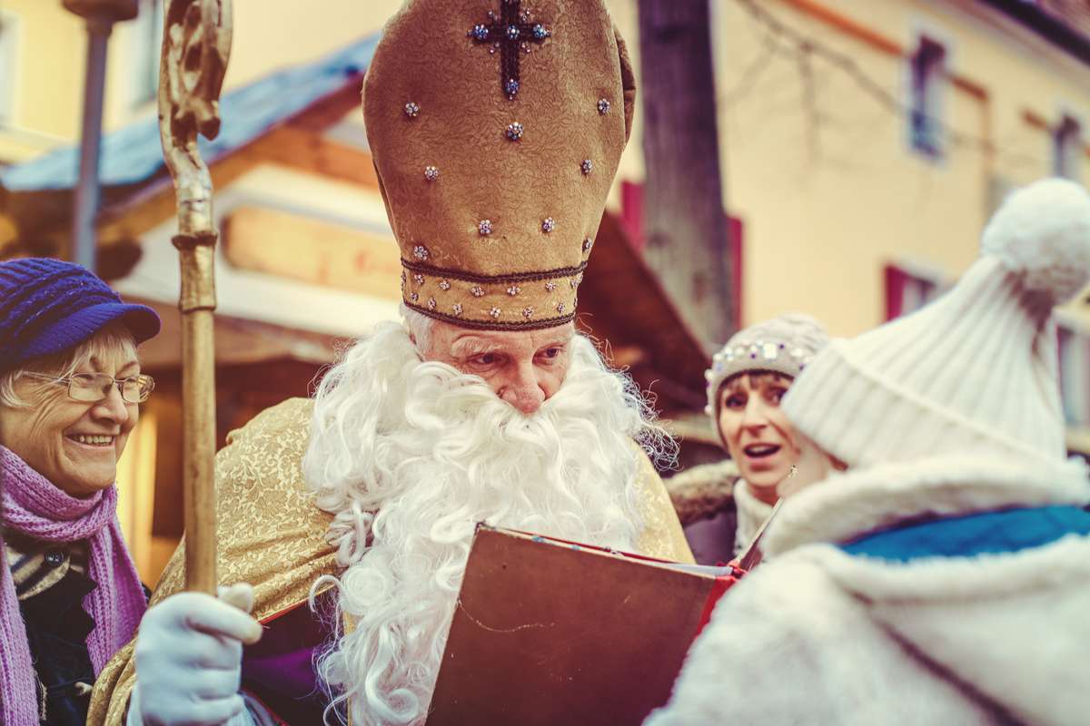 Der Nikolaus besucht die Kinder beispielsweise auf dem Weihnachtsmarkt. Foto: Kzenon/Shutterstock
