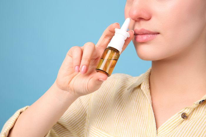 Vorschaubild zum Artikel Wie oft darf man Nasenspray pro Tag nehmen?