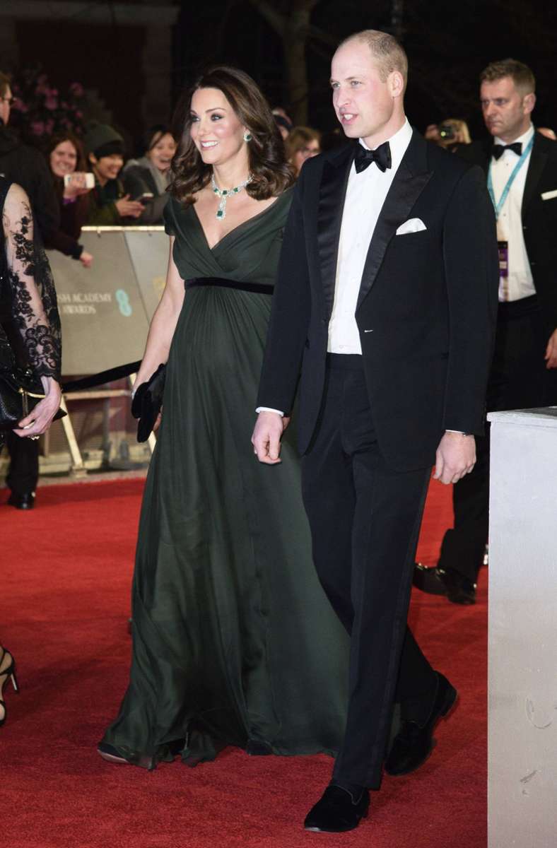 2018: Hochschwanger ist Herzogin Kate bei der Bafta-Verleihung – und hüllt ihren Babybauch in eine dunkelgrüne, fließende Kreation mit Empire-Linie von Jenny Packham.