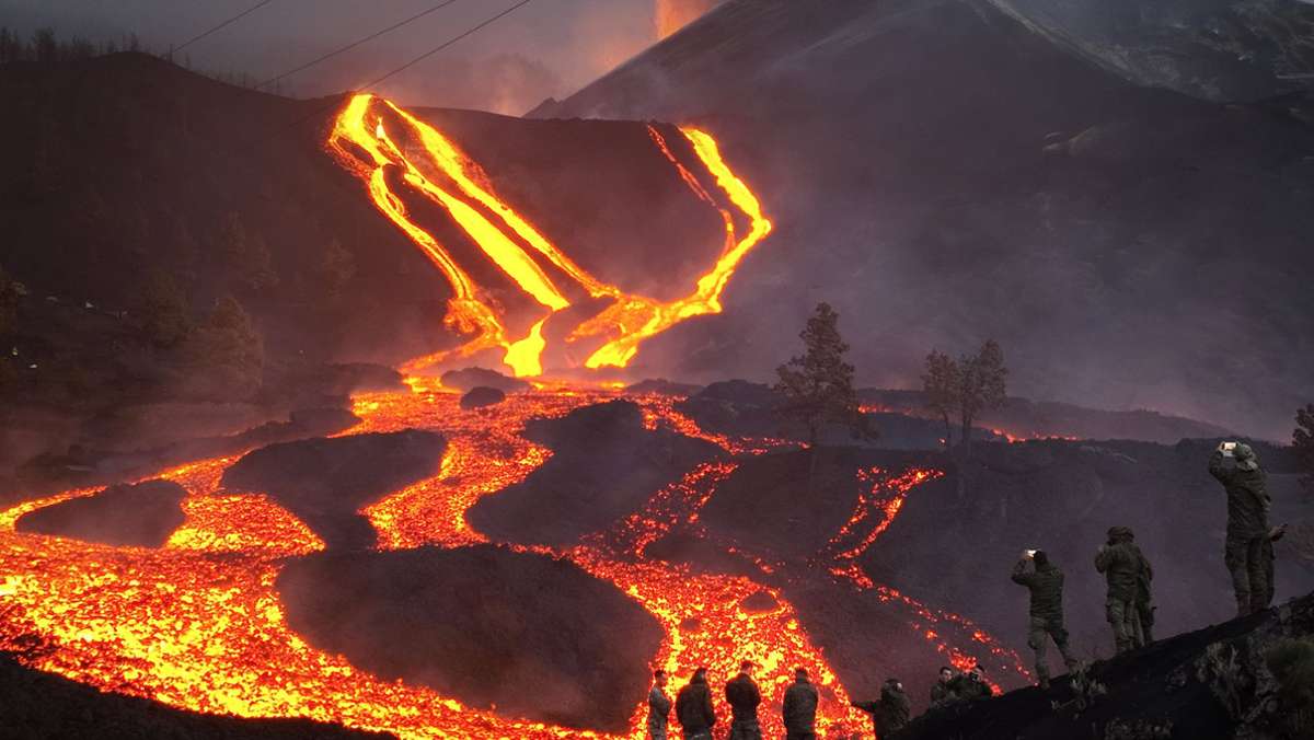  Mehr als 1000 Grad heiße Lava fließt in Richtung Küste im Westen der Ferieninsel La Palma. Eine große Anzahl an Wohnhäusern hat der Lavastrom offenbar schon zerstört. 