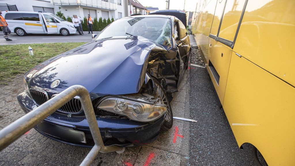 Unfall in Leinfelden-Echterdingen: Stadtbahn und BMW prallen zusammen