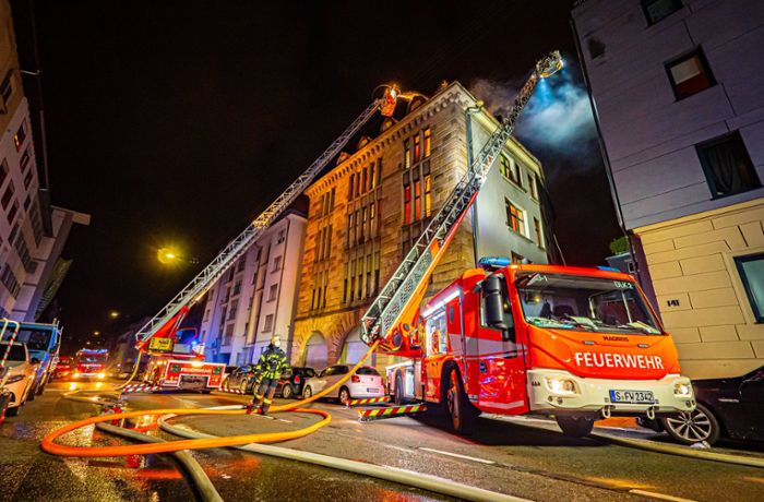 Feuerwehreinsatz in Stuttgart West: Dachstuhl brennt komplett aus