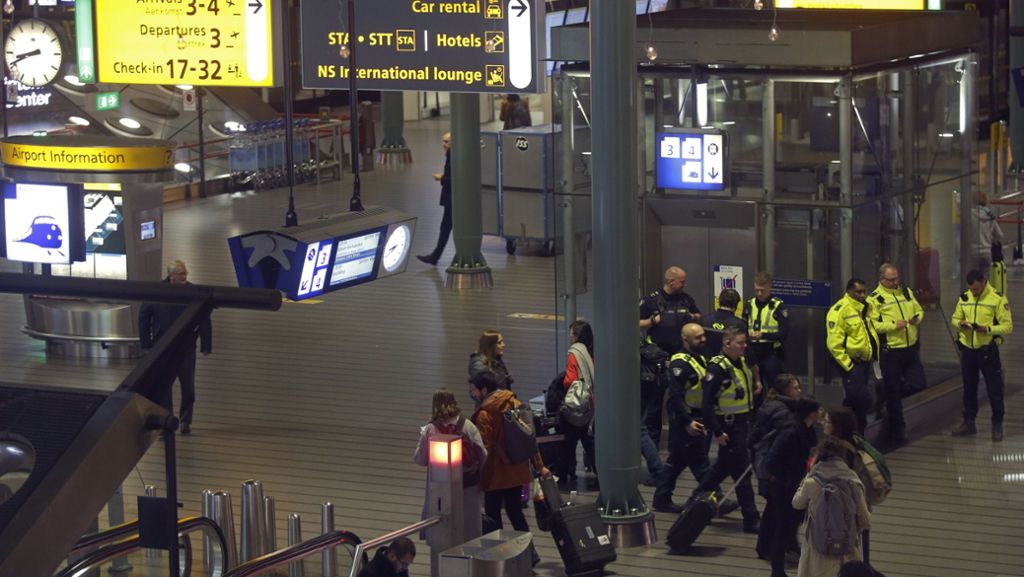  Versehentlich wird am Flughafen Amsterdam-Schiphol in der Maschine einer spanischen Airline eine Entführungswarnung ausgelöst. Die Polizei startet einen Großeinsatz. 