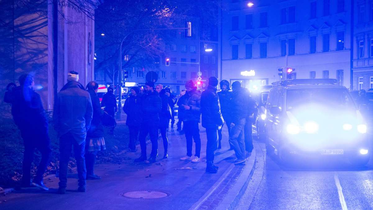 München: Polizisten bei Protest gegen Corona-Maßnahmen attackiert