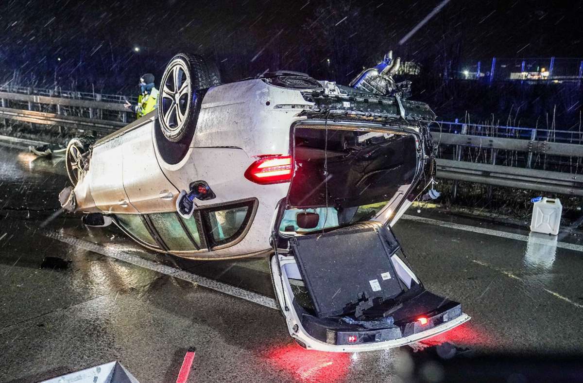 Auf der A 8 bei Wendlingen ereignete sich am Freitagabend ein schwerer Unfall.