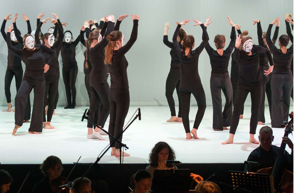 Die jungen Tänzer der Bachakademie erobern am 26. und 27. Februar die Bühne im Ludwigsburger Forum und setzen gemeinsam mit der Gaechinger Cantorey ein Zeichen für „Bach bewegt“ – „Zweifelsmut“ ist das Motto.