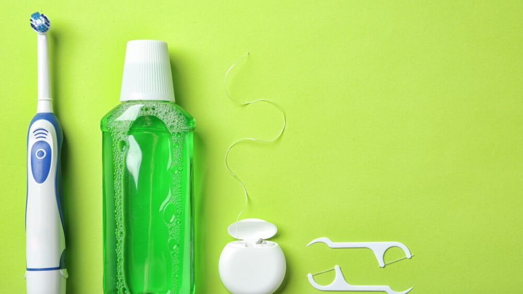 Elektrische Zahnbürste reinigen (einfache Anleitung)