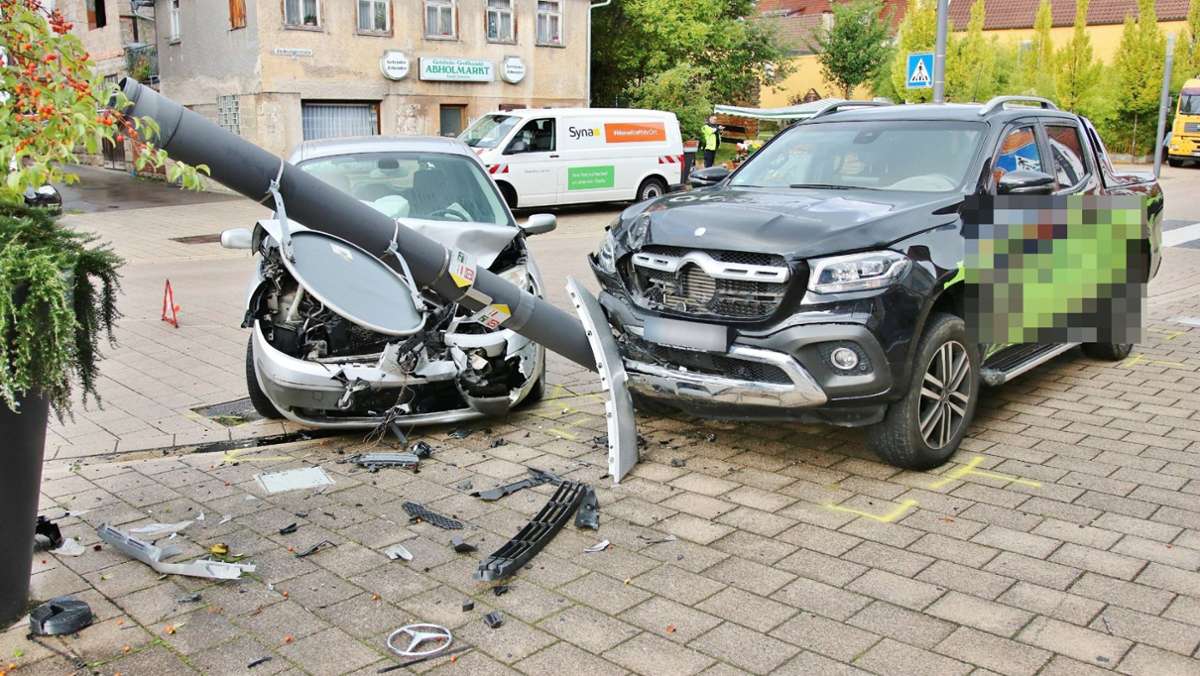  Ein 24-jähriger Mercedes-Fahrer kommt am Mittwochmorgen in Rudersberg auf die Gegenspur und kracht mit einem Renault und dann mit einem Verkehrsschild zusammen. Zwei Personen werden leicht verletzt. 