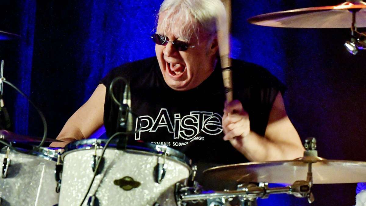  Deep Purple haben ein neues Album: „Turning to Crime“. Wir haben mit Drummer Ian Paice über alte und neue Zeiten gesprochen. Und schon bevor er im Oktober 2022 mit Deep Purple in der Schleyerhalle auftritt, kann man ihn in Stuttgart live erleben. 