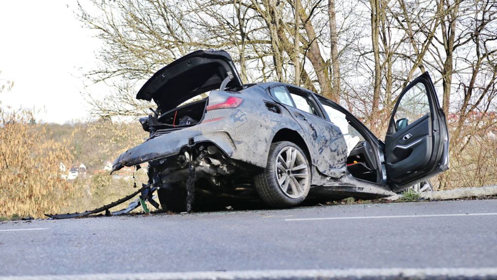 Spektakulärer Unfall bei  Kirchberg: 21-Jähriger fährt Testwagen zu Schrott
