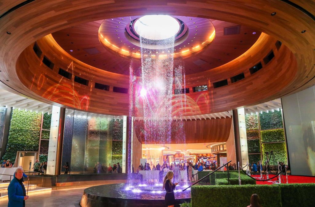 Eines der Highlights des Hotels ist das sogenannte „The Oculus“. Es vereint Wasser- und Feuerelemente mit moderner Technologie und bietet Choreografien, die perfekt auf Musik abgestimmt sind.