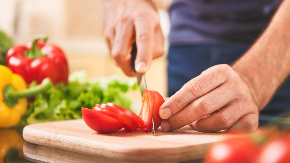 Bei frischen Tomaten kann es passieren, dass die eine oder andere Tomate innen noch grün ist. Was das bedeutet, erfahren Sie hier.
