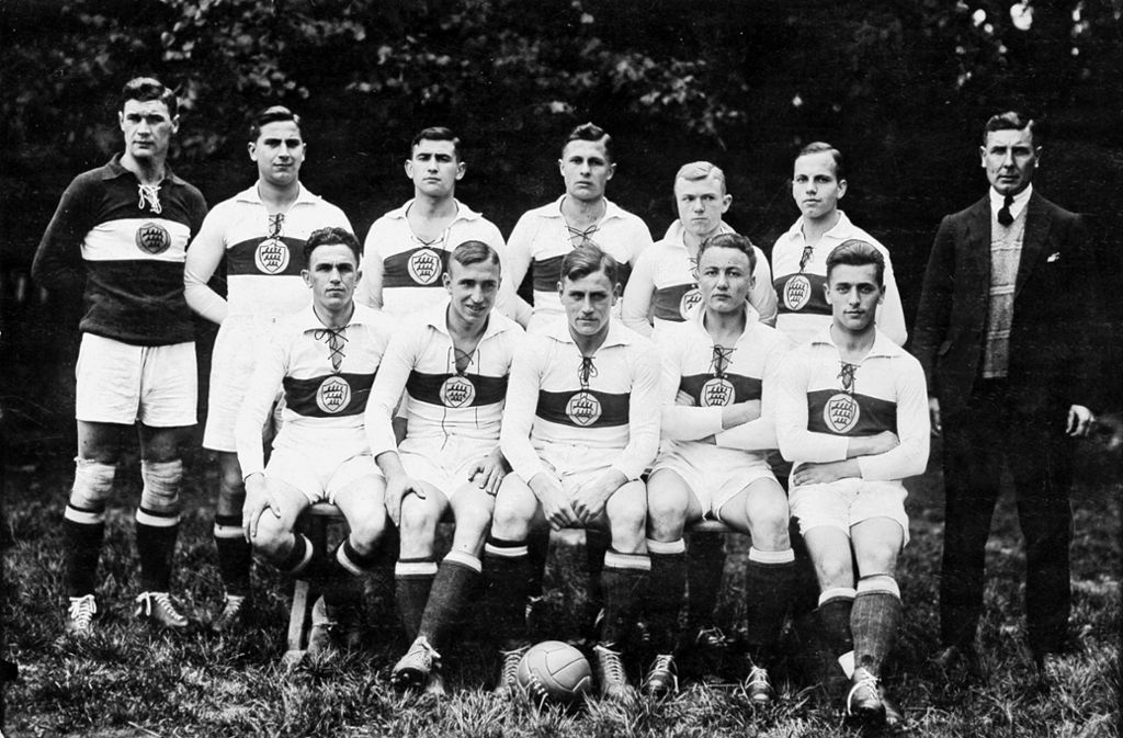 Die Mannschaft des VfB Stuttgart von 1925 um Trainer Tom Hanney (rechts), den ersten hauptamtlichen Trainer der Vereinsgeschichte Foto: VfB