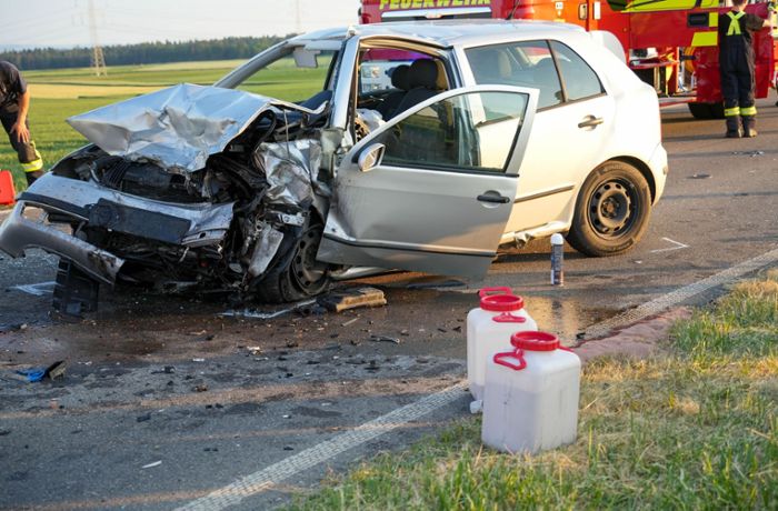 Unfall bei Jettingen: Autos stoßen frontal zusammen – fünf Verletzte