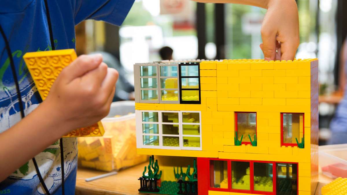  Beim Ferienprogramm des CVJM in der Pliensauvorstadt bauen Kinder Gebäude aus Lego. Neben einem Hotel, einem Stadttor und einer Kirche, gestaltet jedes Kind sein eigenes Traumhaus. 