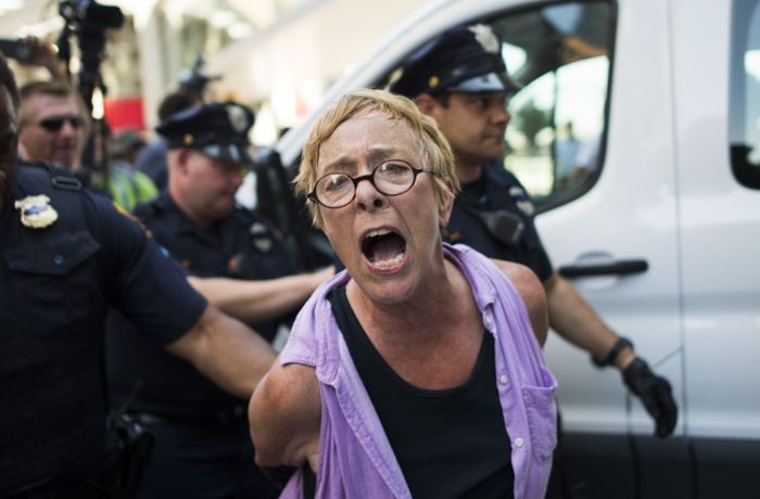 Polizei nimmt bei Protesten 17 Menschen fest