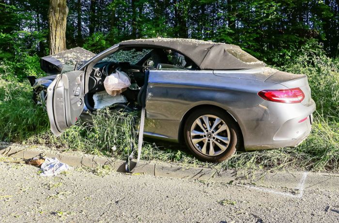 Unfall in Stuttgart-Vaihingen: Gegen Baum gekracht – Autofahrer ringt mit dem Tod