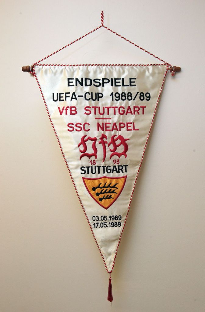 Ein Wimpel erinnert noch an jene Zeit, in welcher der VfB Stuttgart auch auf internationalem Parkett eine große Nummer war.