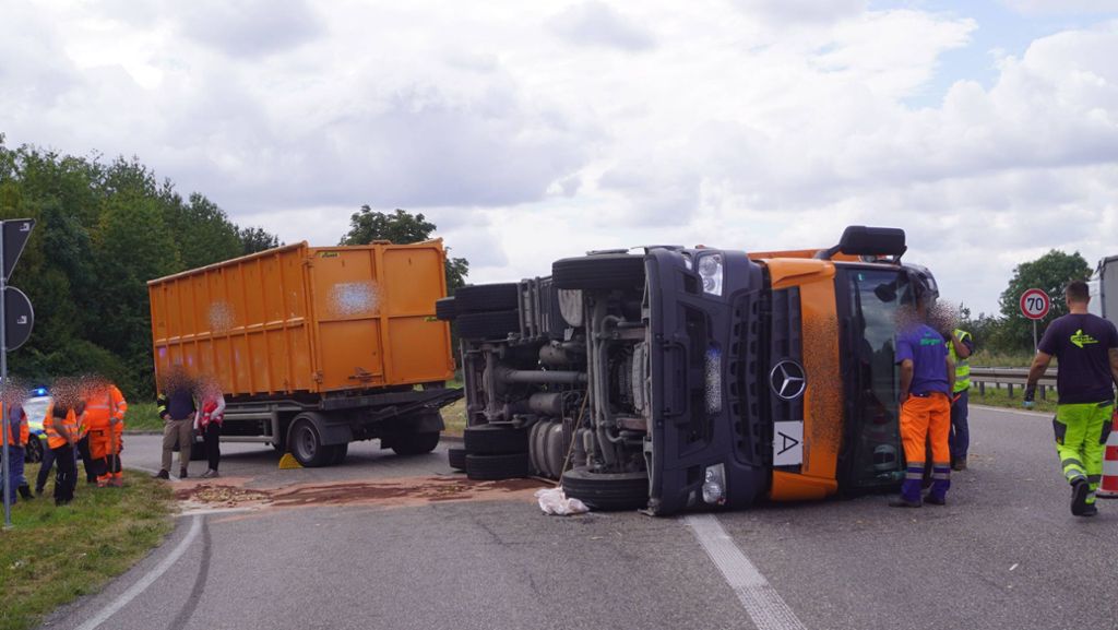 Unfall auf B27 bei Neckarsulm: Lkw kippt samt Containeraufbau um