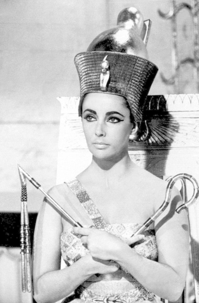 Liz Taylor überzeugte vor allem in Rollen verführerischer und glamouröser Frauen. Zu ihren bekanntesten Rollen gehört die der ägyptischen Königin im Monumentalfilm „Cleopatra“ (1963).