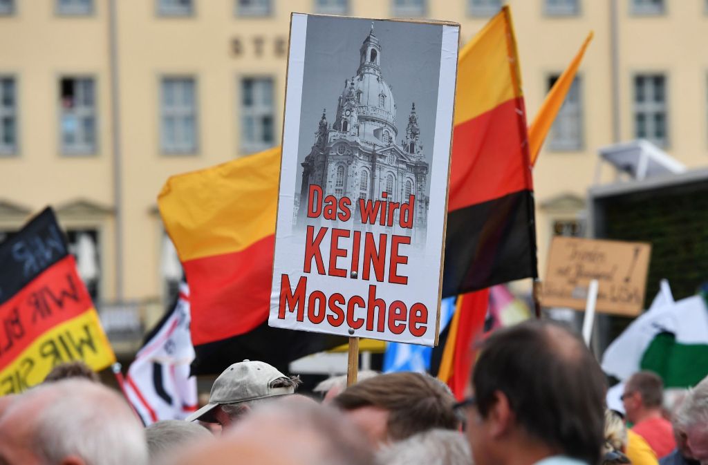 Pegida-Kundgebung in Dresden: Nach Ansicht der Forscher haben die Demos dieses islam- und fremdenfeindlichen Bündnisses die Diskussionskultur im Lande verändert. Foto: dpa