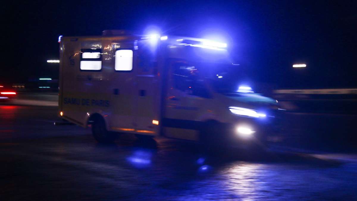 Ein Feuerwerkskörper hat in der Silvesternacht einen Mann im Elsass tödlich verletzt. Dem 25-Jährigen sei „der Kopf abgerissen“ worden, berichtete die französische Nachrichtenagentur AFP. Ein weiterer Mann wurde schwer am Kopf verletzt. 