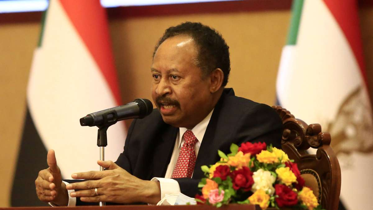  Der Regierungschef des ostafrikanischen Landes zieht mit seinem Rücktritt die Konsequenz aus der politischen Krise des Sudan. Die Spaltung habe einen Wendepunkt überschritten, so Hamdok. 