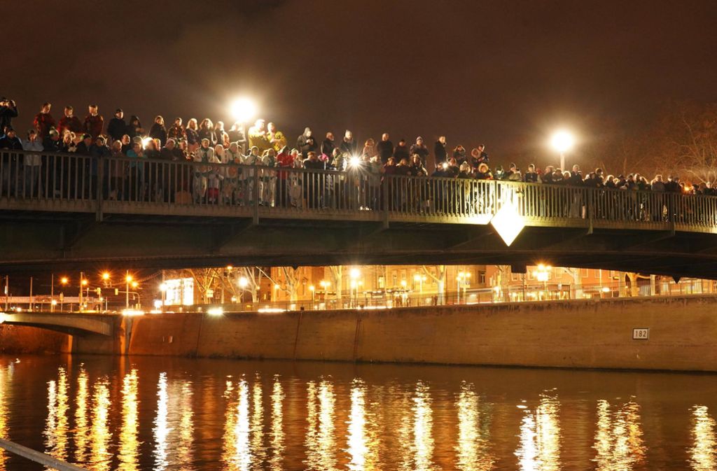 Dazu hatten sich viele Zuschauer an den Ufern und auf der Brücke des Neckars eingefunden. Foto: Andreas Rosar Fotoagentur-Stuttg