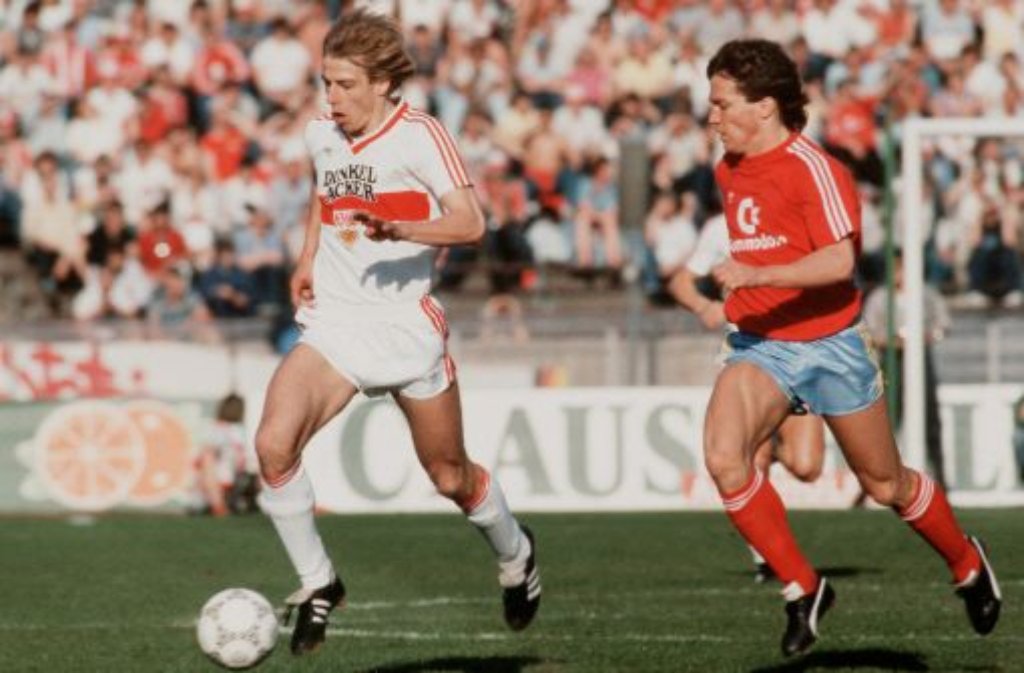 ... steht der VfB gegen die Bayern im Pokalfinale in Berlin. Die Stuttgarter verlieren das Spiel am 3. Mai 1986 jedoch 2:5 (von links: VfB-Stürmer Jürgen Klinsmann mit Bayern-Star Lothar Matthäus). Ein Highlight erleben zwei ...