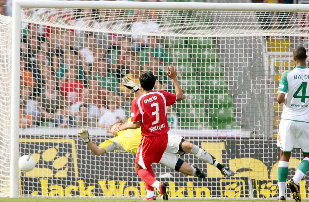 Klassischer Fehlstart für den VfB: Bereits nach vier Minuten sind Torwart Timo Hildebrand und Abwehrspieler Ricardo Osorio machtlos, als Roberto Hilbert (nicht im Bild) den Ball ins eigene Tor köpft – 1:0 für Werder.