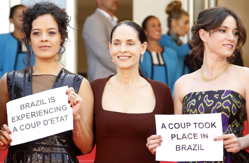 Die brasilianischen Schauspielerinnen Maeve Jinkings und Sonia Braga (von links) demonstrieren mit der Produzentin Emilie Lesclaux gegen die politischen Entwicklungen in Brasilien. Foto: DPA