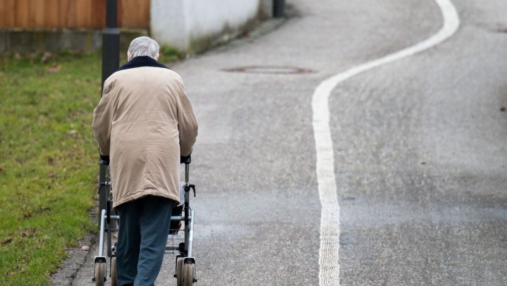 Vorfall in Sindelfingen: Unbekannter beraubt 85-Jährige – Opfer stürzt