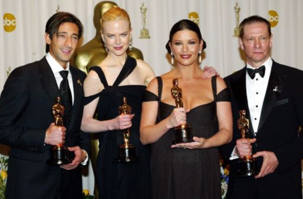 Für "Chicago" nimmt Catherine Zeta-Jones 2003 den Oscar für die beste weibliche Nebenrolle mit nach Hause - unübersehbar ist: Die Schauspielerin ist wieder schwanger. Im April kommt Carys zur Welt.