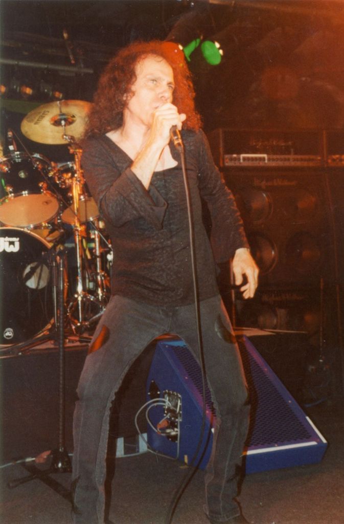 Oder Ronni James Dio, der legendäre Sänger von Rainbow.