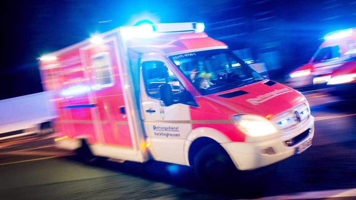 Stuttgart-Mitte: Mann nach Sturz lebensgefährlich verletzt – Polizei sucht zwei Unbekannte