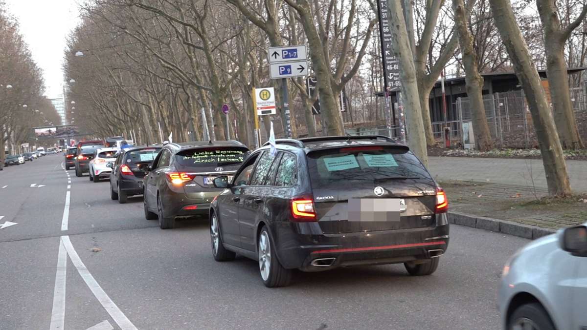  Wieder beschäftigt ein Autokorso der Stuttgarter Querdenker das Verwaltungsgericht: Nach dem Verbot einer Protestfahrt am Dienstag ging es nun um Auflagen für die Fahrt am Mittwochabend. 