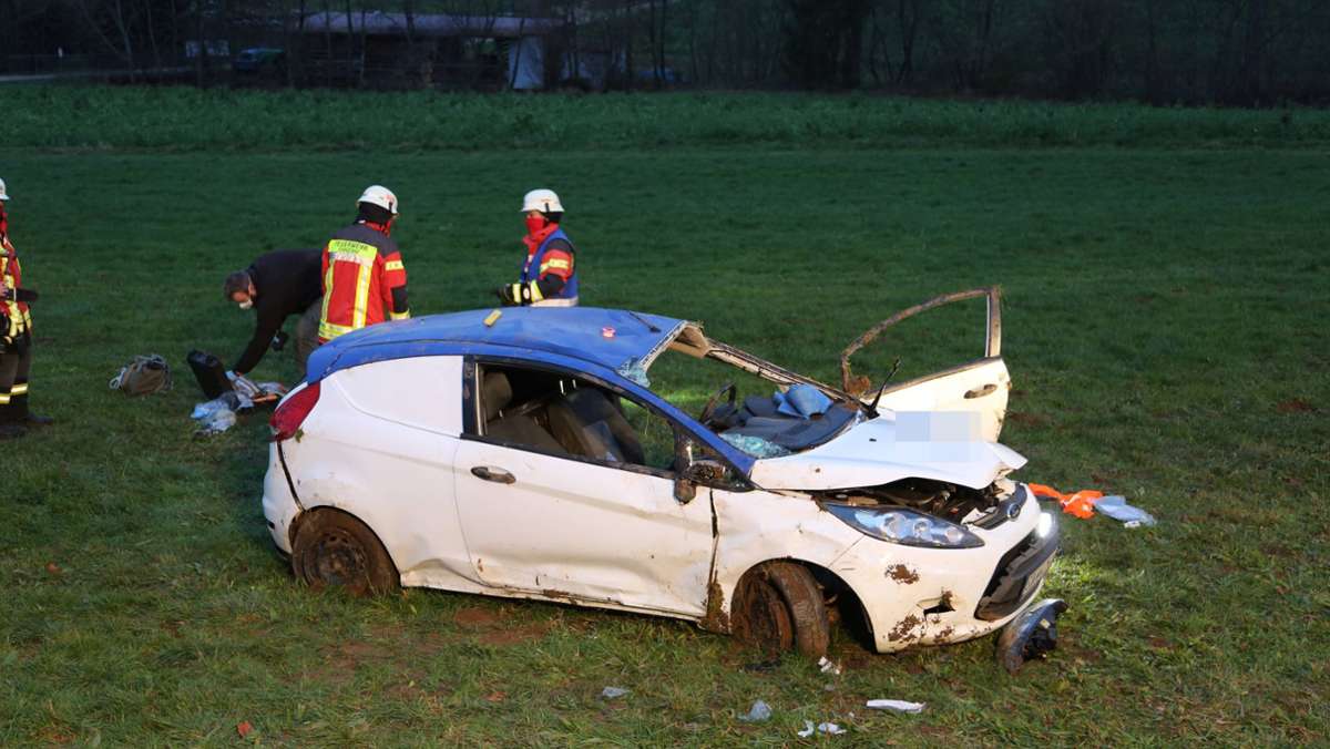 Unfall nahe Donzdorf: Auto überschlägt sich – 24-Jähriger ringt mit dem Tod